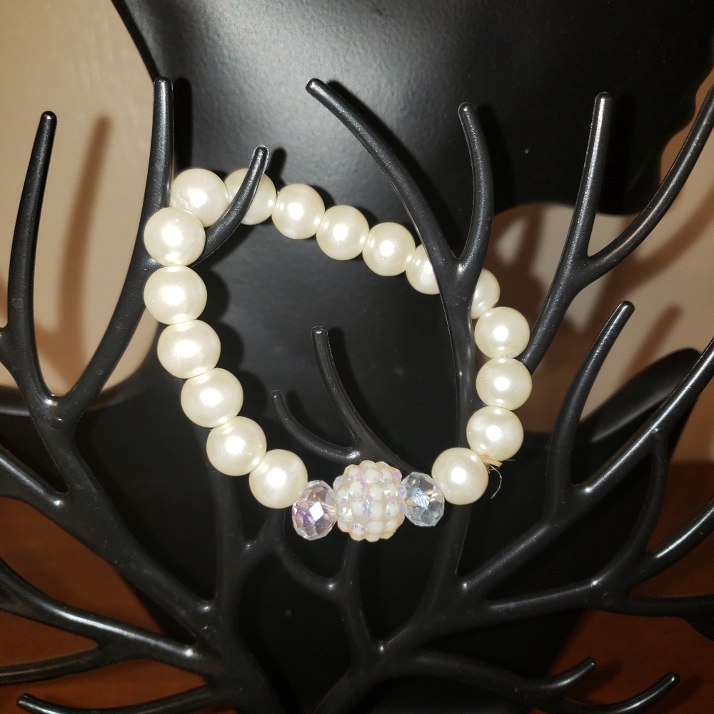 Stretchy Faux pearl bracelet